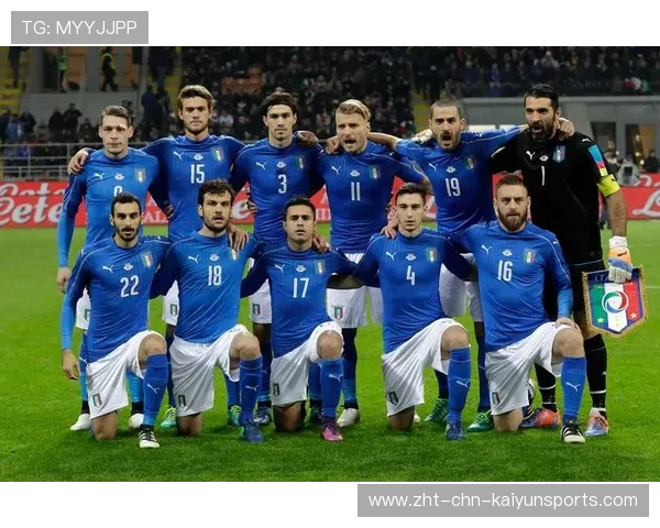 球星与队友深夜讨论比赛录像，战术素养体现